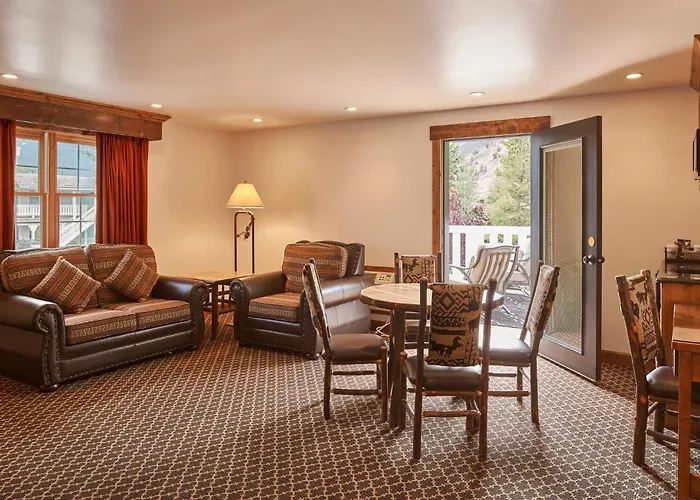 Parkway Hole Wy Hotel